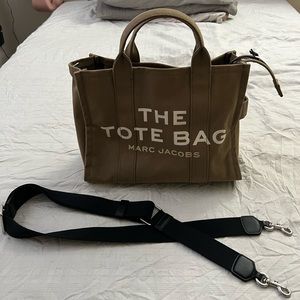 Marcs Jacobs The Medium Tote Bag